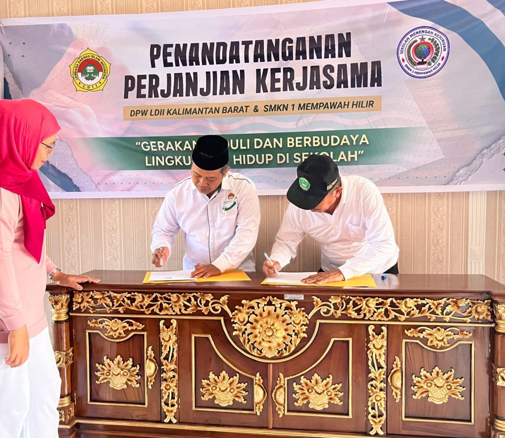 Peduli Lingkungan, LDII Kalbar Gandeng SMKN 1 Mempawah Hilir.