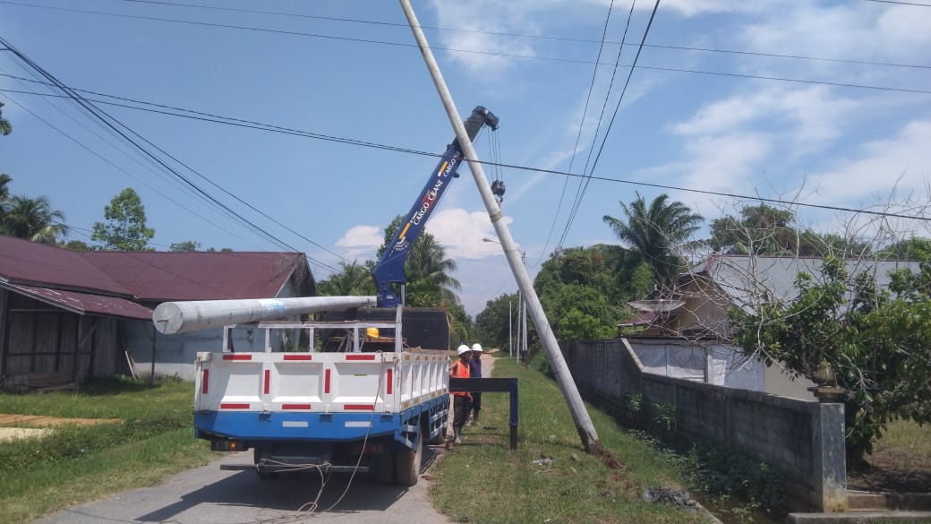 Dua Pekerja Kesetrum Saat Pemasangan Tiang Listrik di Mempawah Hilir